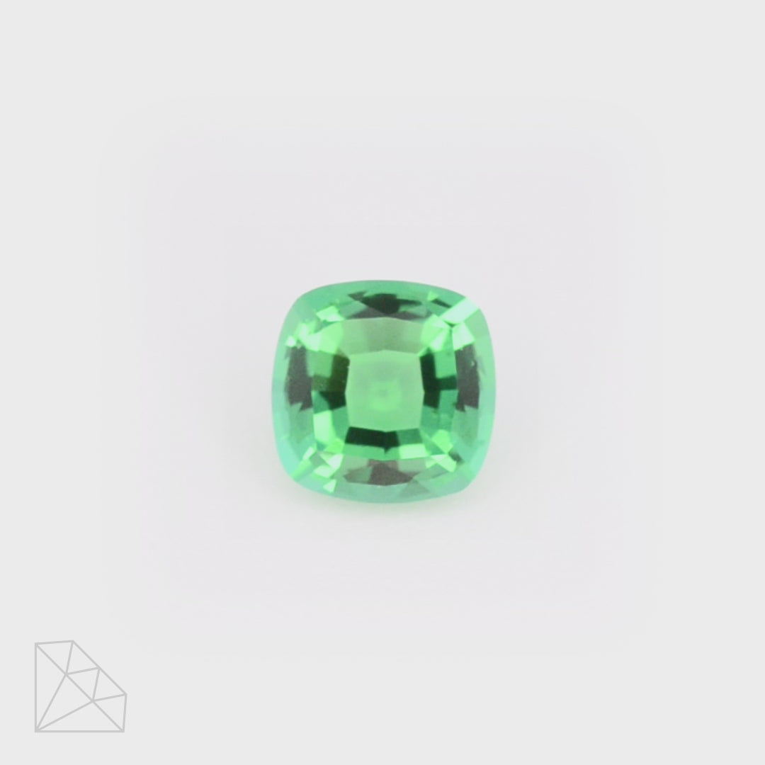 7x7mm cushion-cut hydrothermal lab-grown Colombian emerald, 1.31 carats, AAA grade, VVS2 clarity, rich green color, step cut, excellent polish and symmetry